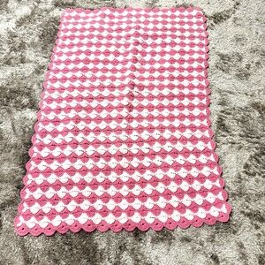 Cozy Pink and White Scalloped Throw Blanket